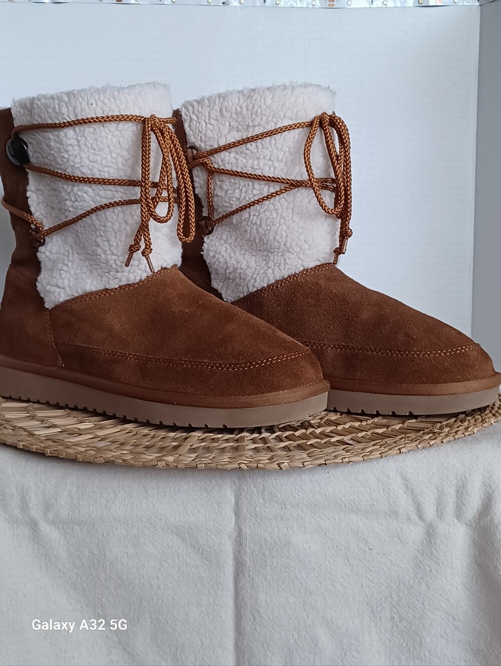 Koolaburra by UGG Women's Michon Short Chestnut Suede Faux Sherpa Boot. Sz 9